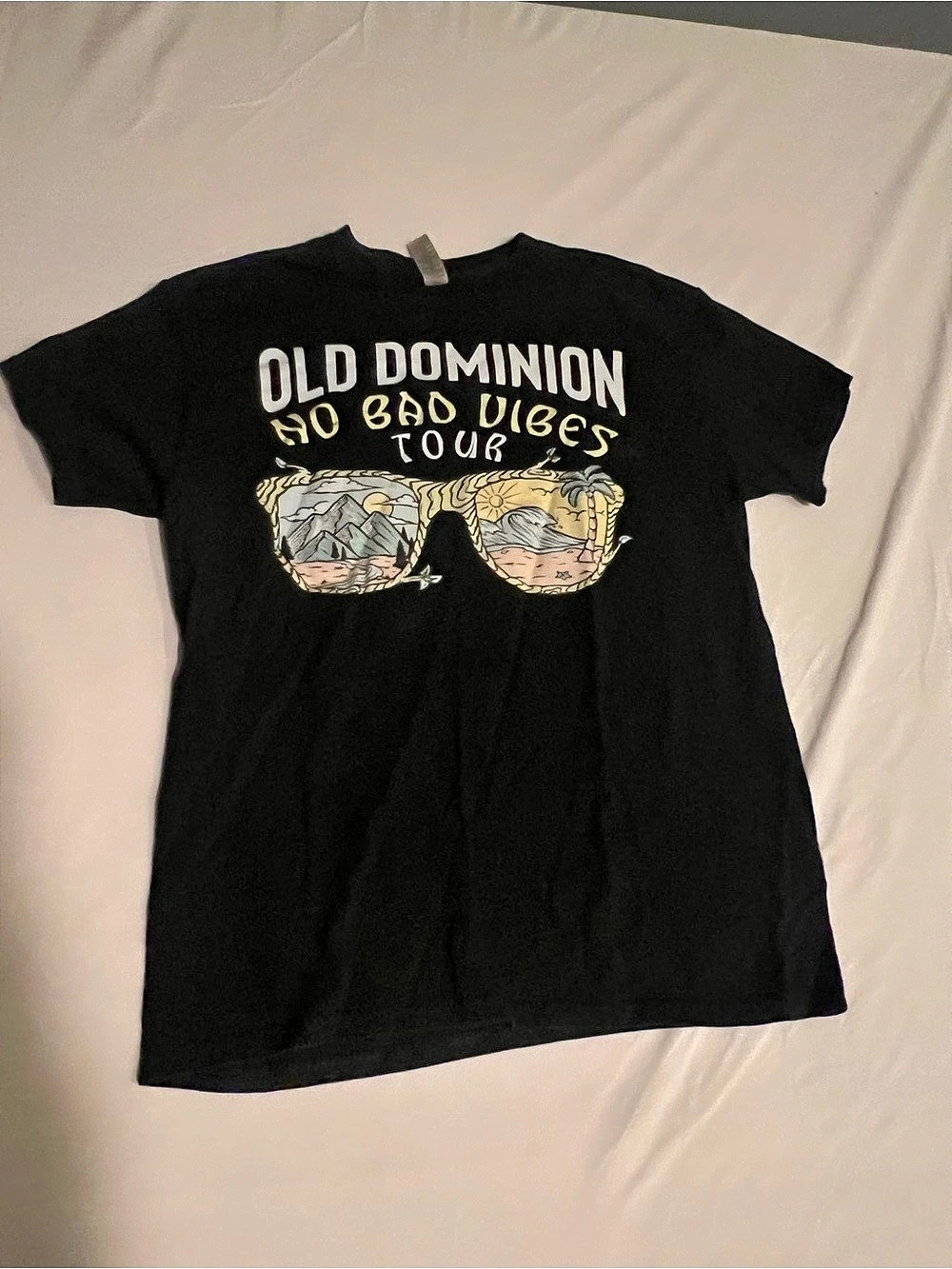 Gildan Old Dominion No Bad Vibes Tour Concert T-Shirt Tee Black & White Size
